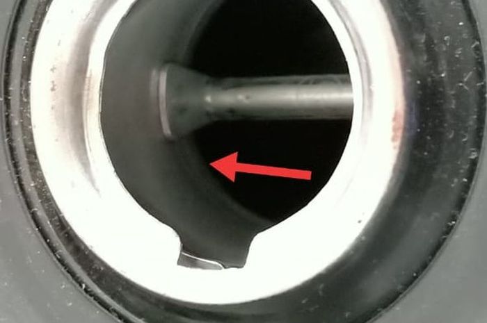 batas aman mengisi bensin di tangki motor.