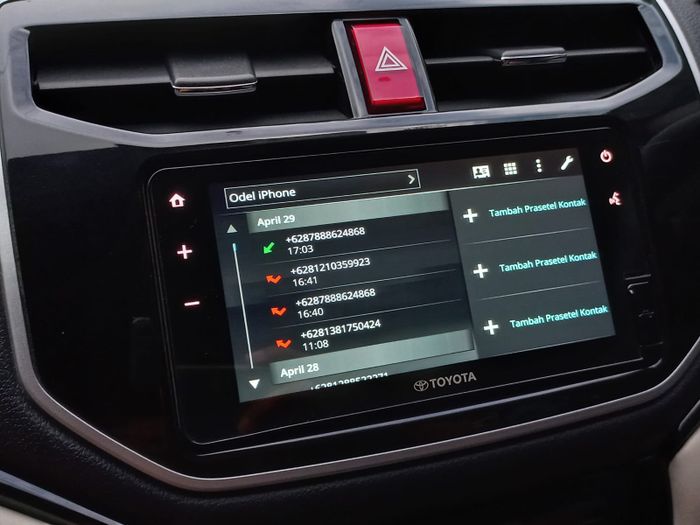Setelah terhubung, fitur Telepon di Toyota Rush GR Sport juga bisa diaktifkan dari tombol ikon telepon yang ada di setir