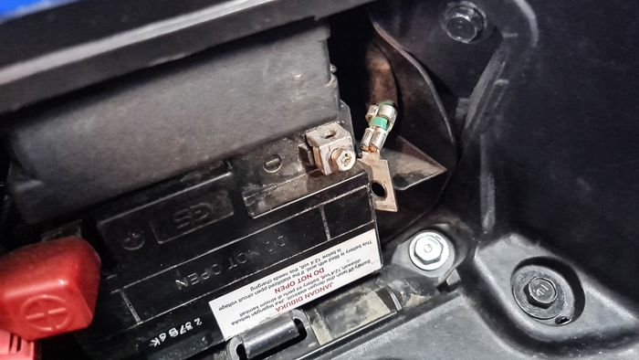 Cabut aki saat motor ditinggal dalam waktu lama