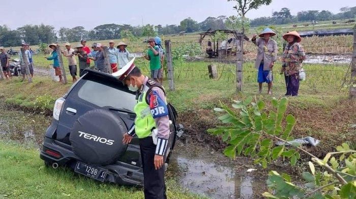 Kondisi Daihatsu Terios terjungkal ke parit dengan kondisi kaca balau setelah pecah ban belakang kanan di ruas tol Ngawi-Kertosono KM 599/A, Jawa Timur