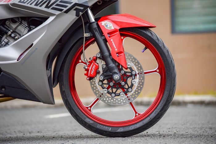 Kaki-kakinya diberi pelek K7 dan pengereman berkaliper Nissin