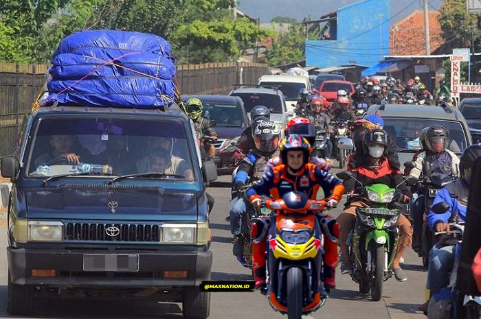 Meme Dani Pedrosa dan Marc Marquez ikutan mudik