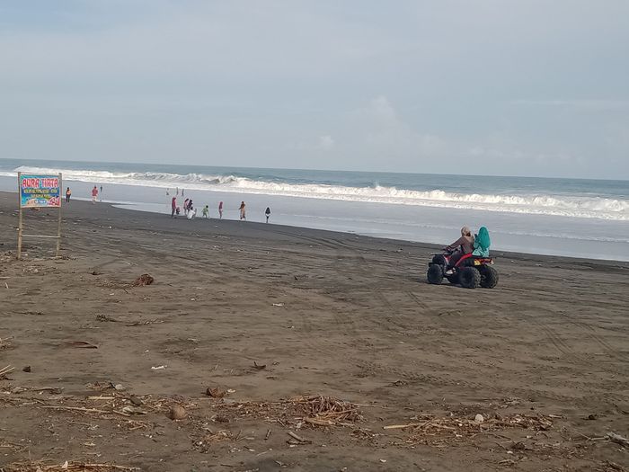Sejumlah pengunjung yang menikmati fasilitas dan pemandangan di Pantai Suwuk.