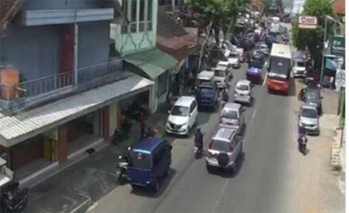 Arus lalu lintas di depan Pasar Nguter, Kabupaten Sukoharjo.