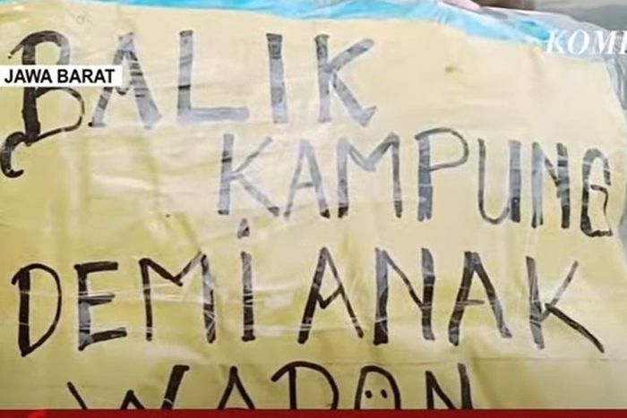 Seorang pemudik motor, Taufik, mengekspresikan kegembiraan bisa mudik lewat tulisan unik.