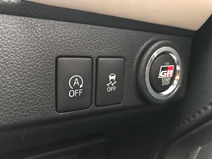 Idling Stop System di Toyota GR Sport juga bisa di-nonaktifkan dengan menekam tombol Off bergambar huruf A ini