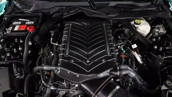 Mesin menggunakan supercharger Whipple yang ditunning oleh Roush bertenaga 789 dk