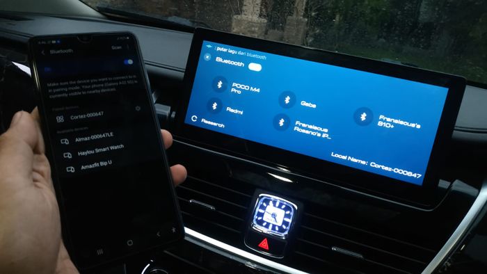 Langkah pertama, sambungkan smartphone dengan head unit melalui jaringan bluetooth