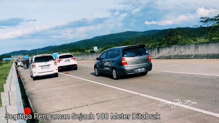 Ilustrasi mobil berhenti di Bahu Jalan Tol