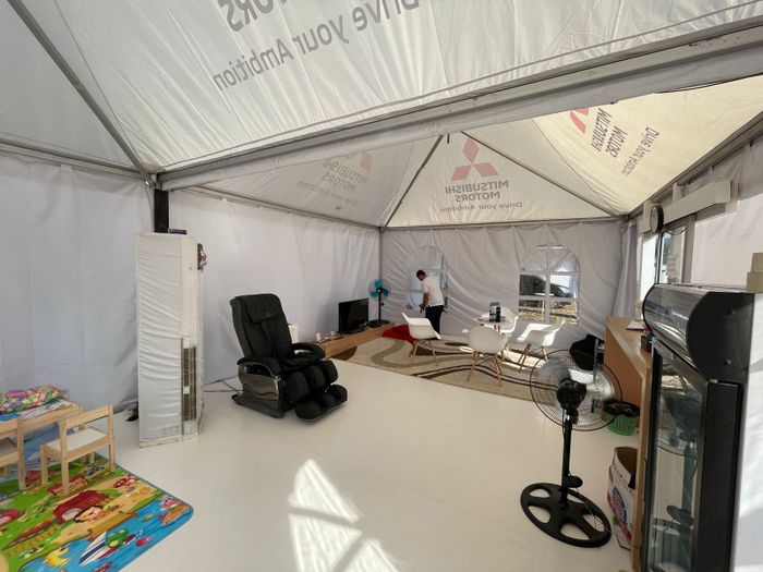 Ada kursi pijat dan Sony Play Station untuk melepas penat