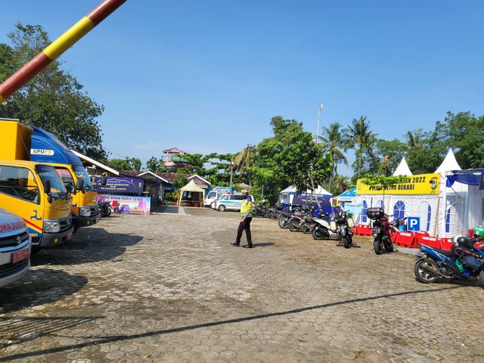 Pos pelayanan polres Metro Bekasi bagi pemudik motor