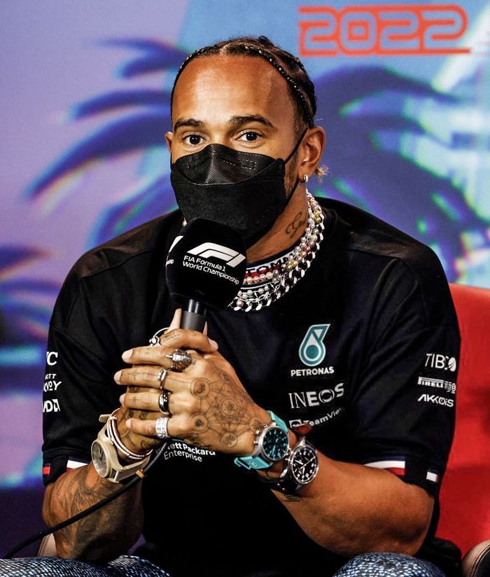 Lewis Hamilton memakai banyak aksesoris untuk memprotes aturan pakaian yang diterapkan FIA