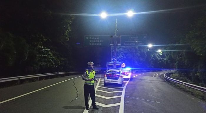 Jalur tol arah Cikampek di Tol Dalam Kota Simpang Cawan dibuka lagi, Minggu (08/05/2022).