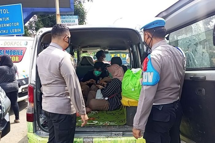 Ambulans berisi wisatawan mencoba kelabui Polisi dengan terobos one way di Simpang Gadog, Ciawi, kabupaten Bogor, Jawa Barat