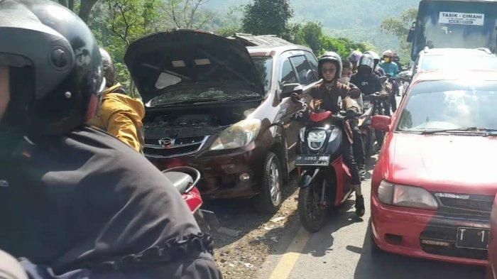 Kondisi beberapa mobil pemudik yang mogok karena kehabisan kampas kopling dan overheat di Tanjakan Gentong, Kadipaten, Tasikmalaya, Jawa Barat
