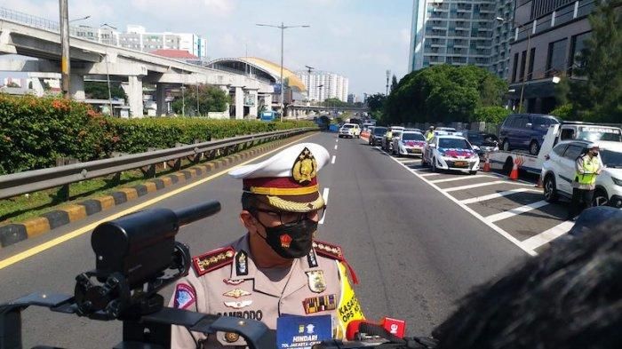 Dirlantas Polda Metro Jaya, Kombes Pol Sambodo Purnomo Yogo mengatakan, pengendara dari arah Jakarta ke Bandung bisa menggunakan Tol Japek