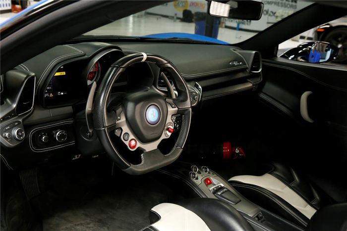 Tampilan kabin modifikasi Ferrari 458 Italia milik Justin Bieber