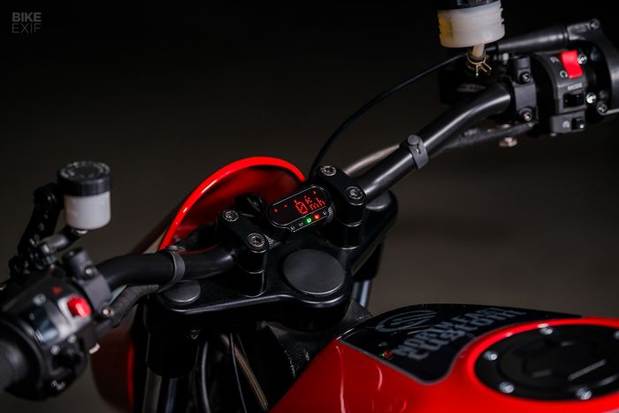 Area kokpit dipasangi panel speedometer Motogadget