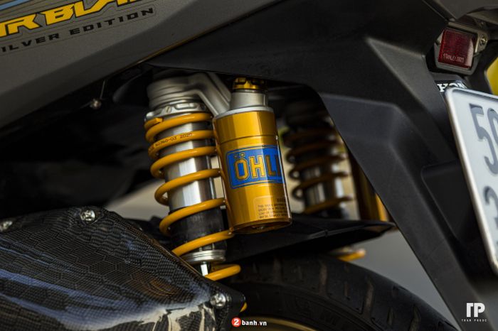 Suspensi belakang mengandalkan shock Ohlins