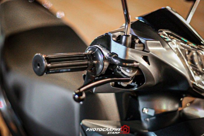 Area kokpit diberi throttle grip aftermarket