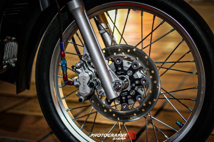 Kaki-kakinya mendapat pelek Comstar dan pengereman apik