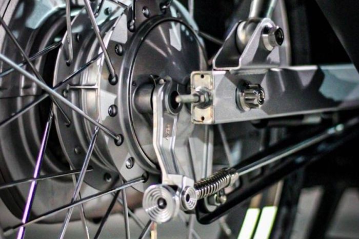 Rem belakang tetap model tromol tapi dengan paha rem baru