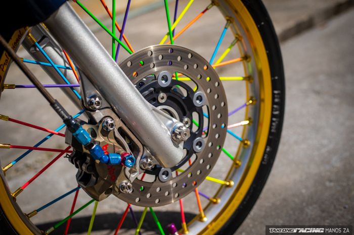 Kaki-kaki diberi pelek DiD dengan jari-jari penuh warna