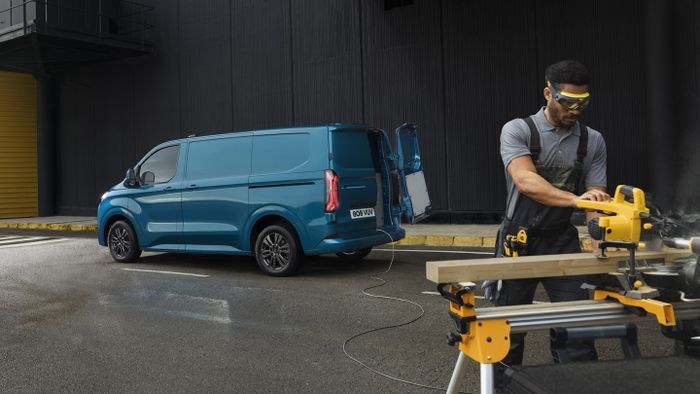 Ford E-Transit Custom mendapatkan motor listrik bertenaga 100 kW dan 160 kW serta baterai 74 kWh.