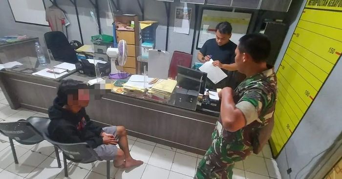Salah satu prajurit TNI yang jadi korban begal berhasil menyeret pelaku ke Polsek Kebayoran Baru, Sabtu (07/05/2022).