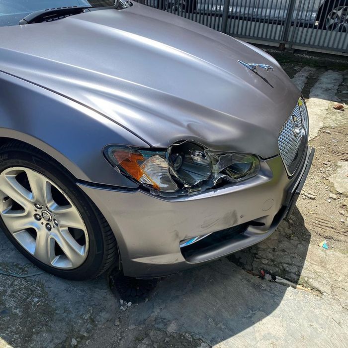 Kaca headlamp Jaguar Dokter Tirta yang pecah.