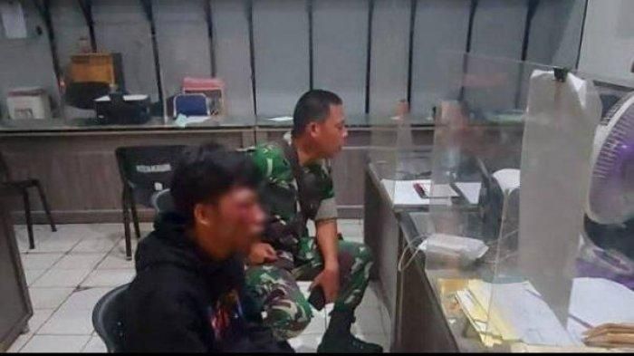 Satu dari delapan pelaku yang membegal dua prajurit TNI anggota Arhanud 10/ABC Kodam Jaya tengah diperiksa di Polsek Kebayoran Baru