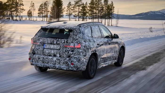 BMW iX1 memiliki beberapa elemen desain terbaru seperti Kidney Grille yang lebih besar dan lampu belakang mirip seperti Seri 3.