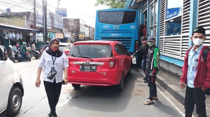 Toyota Calya tabrak belakang bus TransJakarta di Halte Pasar Kramat Jati, Jakarta Timur