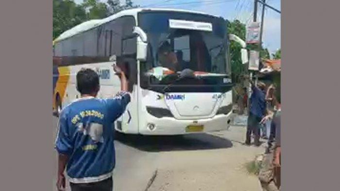 Warga setempat membantu evakuasi Bus Damri tersasar hingga dekat Tanggul Sungai Pemali, Kabupaten Brebes, Minggu (8/5/2022). 