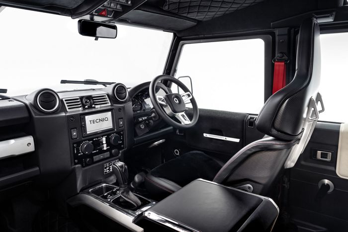 Tampilan kabin restomod Land Rover Defender TEQNIC dikemas lebih mewah