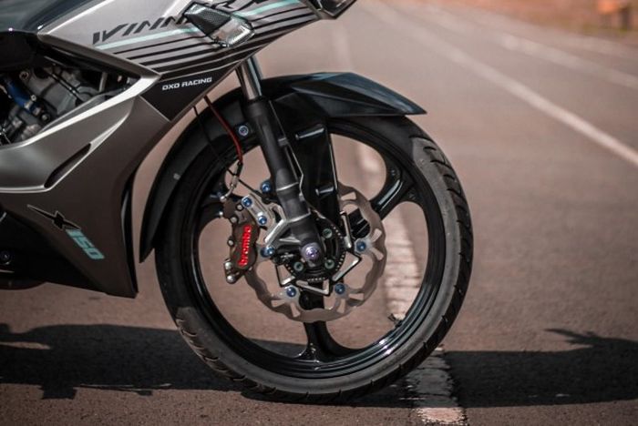 Kaki-kaki diberi pelek palang tiga dan pengereman istimewa