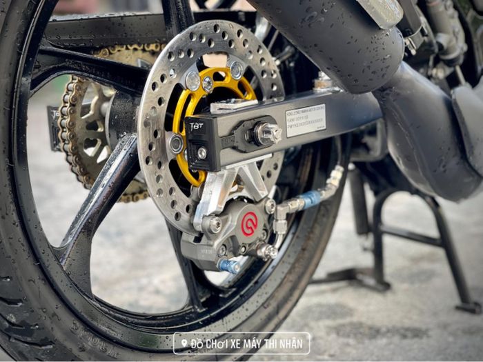 Rem belakang turut dimaksimalkan dengan Brembo