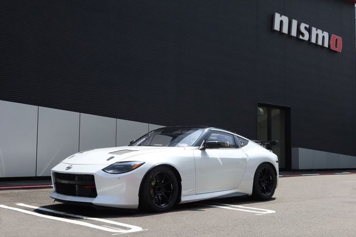 Nissan menyiapkan dua Fairlady Z untuk ajang balap di Fuji Speedway, Shizuoka, Jepang tersebut.