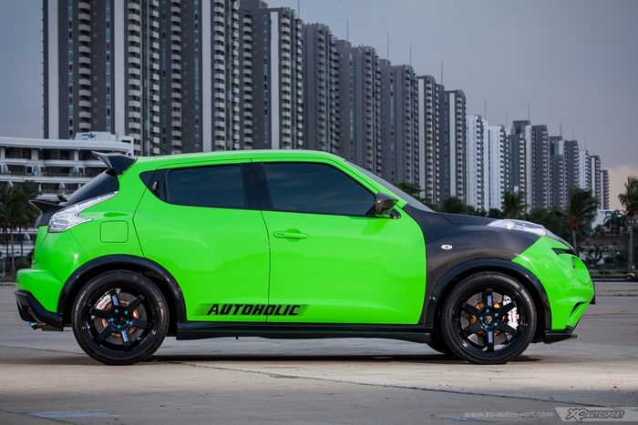 Modifikasi Nissan Juke racing berwarna hijau kontras dengan part serat karbon