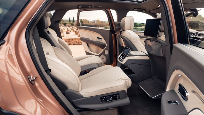 Interior Bentayga EWB semakin canggih, salah satunya ada fitur Airline Seat Specification.