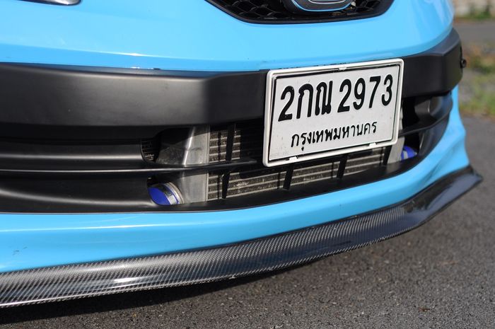Lips spoiler serat karbon di bumper depan modifikasi Honda Brio lama