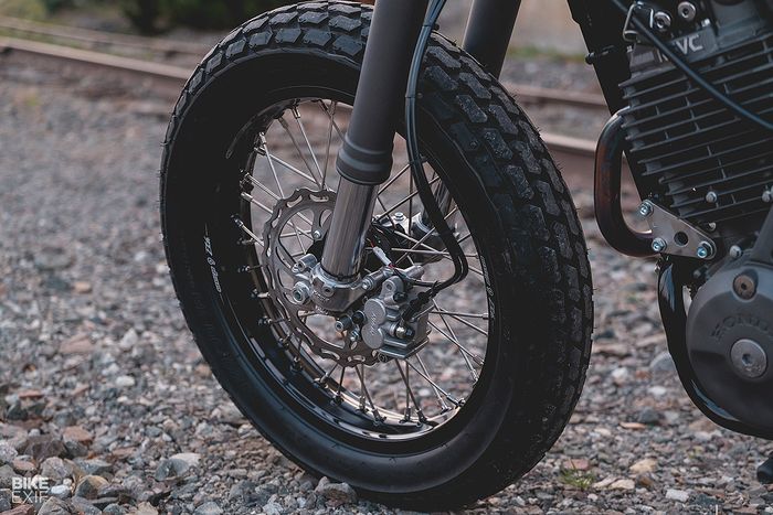 Kaki depan mendapat garpu Showa dan pelek jari-jari 18 inci