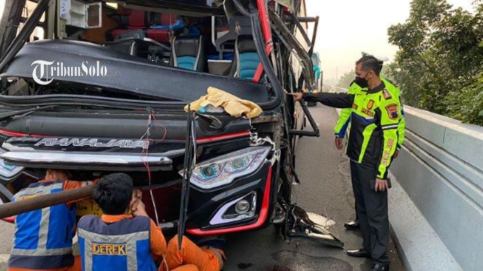 Kecelakaan beruntun 4 bus, 1 Innova dan truk di tol Solo-Ngawi renggut 1 korban jiwa