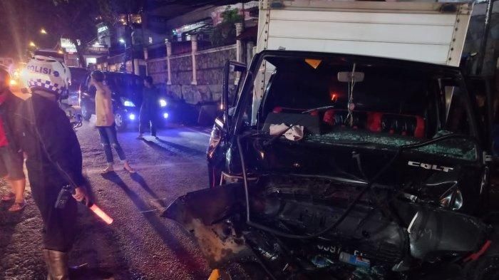 Kondisi kabin depan Mitsubishi L300 hancur setelah adu wajah dengan Toyota Sienta di Mekarsari, Cianjur, Jawa Barat