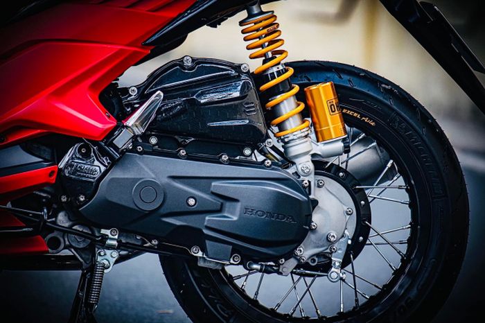 Suspensi belakang mengandalkan shock Ohlins