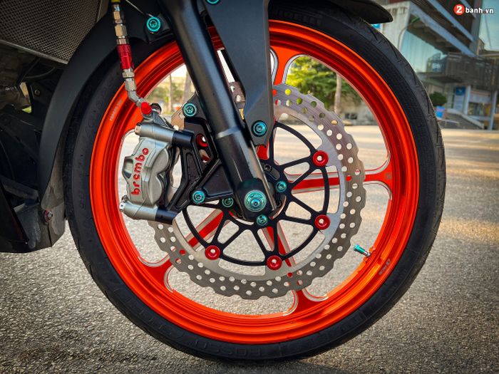 Kaki depannya begitu istimewa