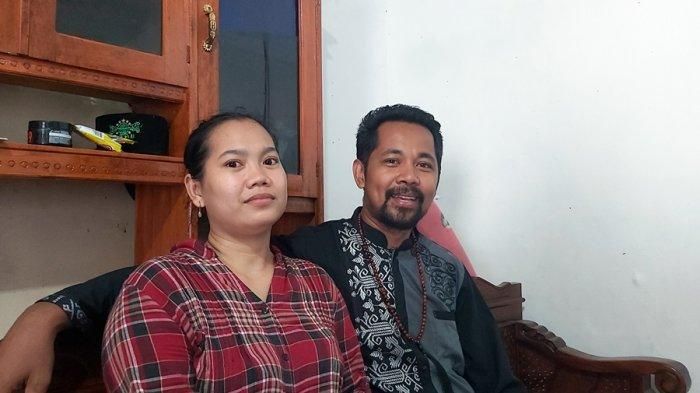 Saripah (kiri) dan Dian Wijaya Kusuma (kanan), pemudik asal Bandung yang tersesat di hutan larangan, kabupaten Brebes, Jawa Tengah