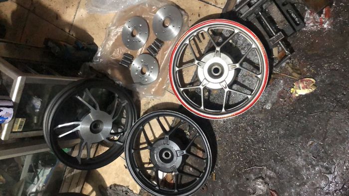 Perlu pasang adapter di pelek depan serta ubahan di pelek belakang Honda Vario 150 jika ingin dipasang ke Yamaha Aerox 155