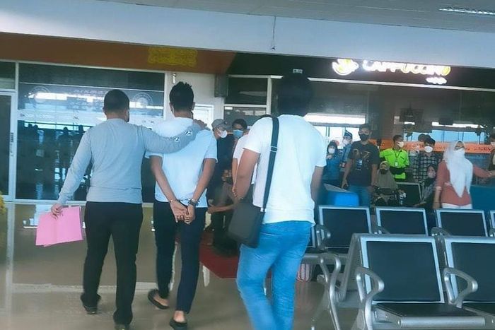 Briptu HSB, oknum polisi di Ditpolairud Polda Kaltara diamankan di terminal keberangkatan Bandara Juwata Tarakan. HSB berniat kabur dan menghilangkan barang bukti kejahatan.