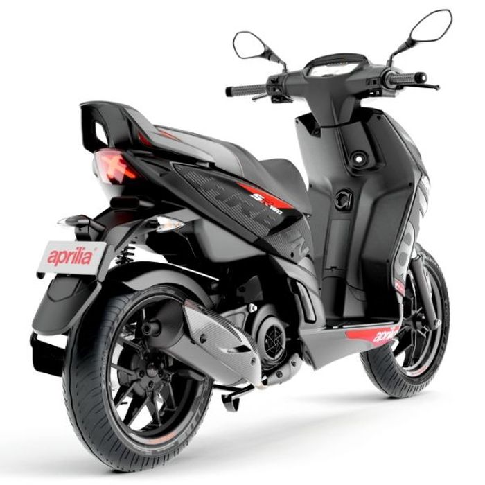 Tampak samping belakang Aprilia SR 160 Carbon 2022